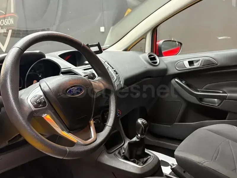 Usado Ford Fiesta Trend 100 CV (73 kW) 2013 Rojo Berlina