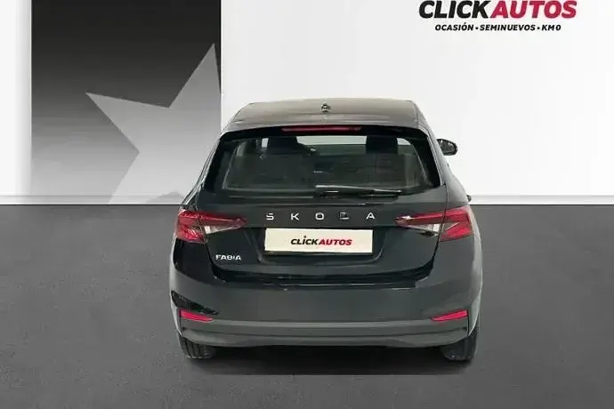 Usado Skoda Fabia Essence 80 CV (58 kW) 2025 Plata Utilitario