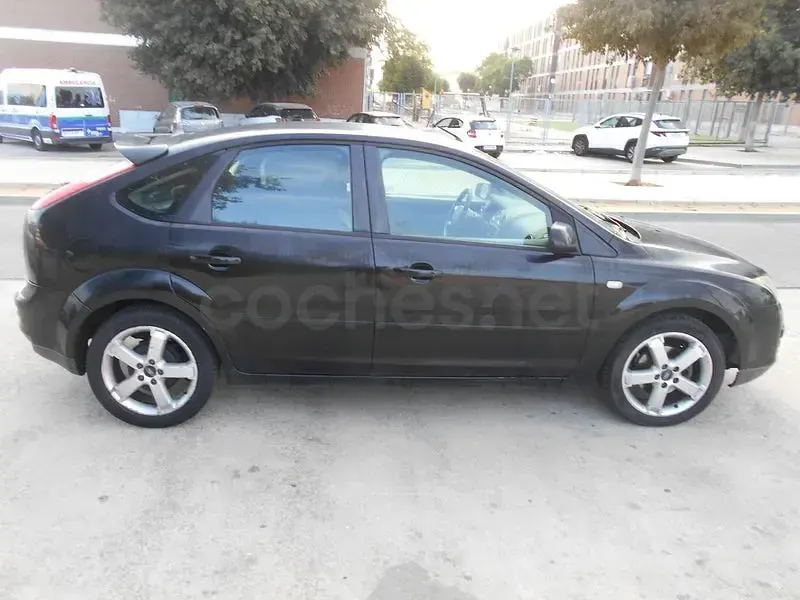 Usado Ford Focus Ambiente 90 CV (66 kW) 2006 Negro Berlina