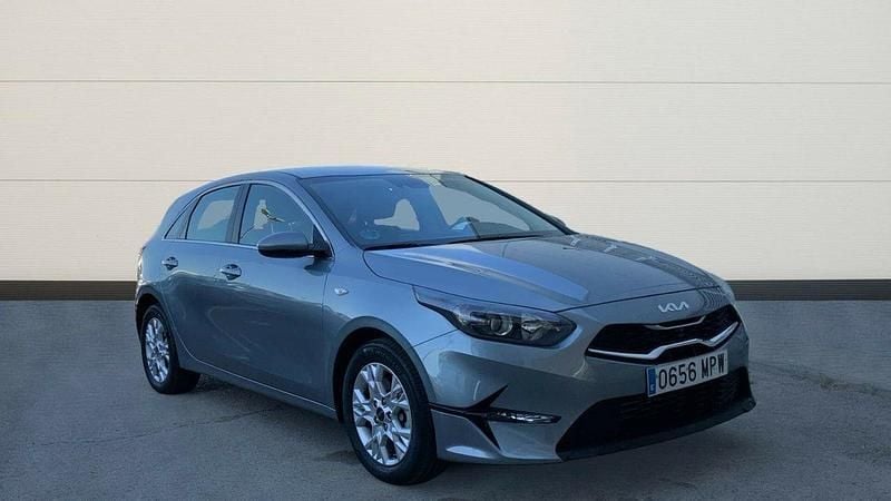 Gris Usado 2024 Kia Ceed Berlina | 18.000 € (Precio justo) - Imagen 1/4