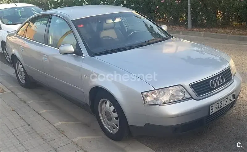 Usado Audi A6 165 CV (121 kW) 1999 Gris / plata Berlina