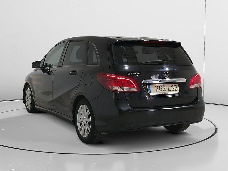 Usado Mercedes B180 Style 110 CV (80 kW) 2017 Negro Monovolumen