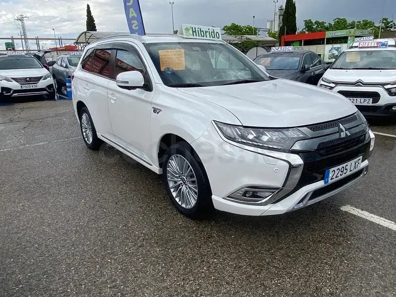 Usado Mitsubishi Outlander P-HEV 224 CV (164 kW) 2021 Blanco SUV