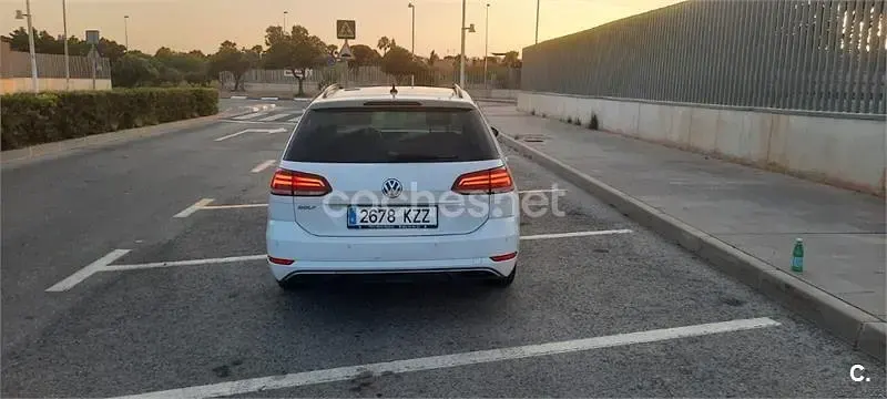 Usado VW Golf VII Advance 150 CV (110 kW) 2019 Blanco Familiar