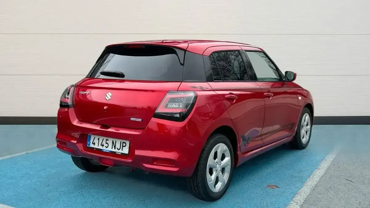 Usado Suzuki Swift 81 CV (59 kW) 2025 Rojo Utilitario