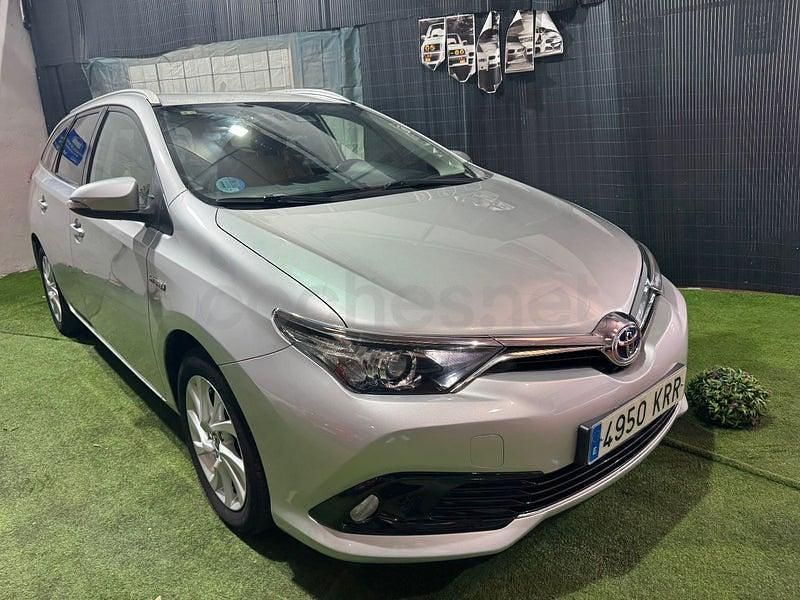 Usado Toyota Auris Hybrid Active 136 CV (100 kW) 2018 Gris / plata Familiar