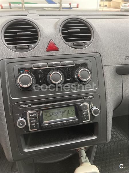 Usado VW Caddy 102 CV (75 kW) 2011 Gris / plata Monovolumen