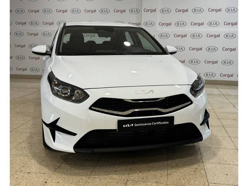 Blanco Usado 2024 Kia Ceed Berlina | 22.850 € (Un poco caro) - Imagen 1/4