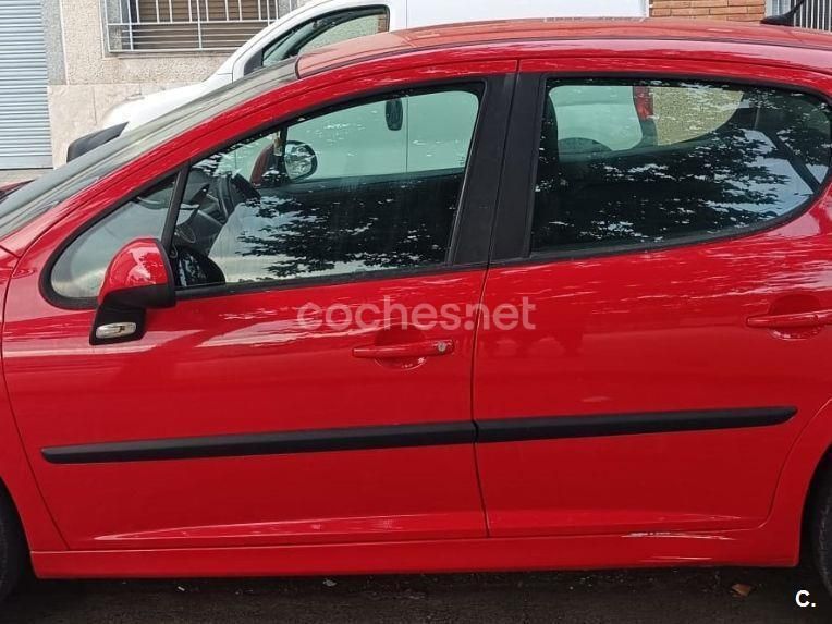 Usado Peugeot 207 90 CV (66 kW) 2006 Rojo Berlina