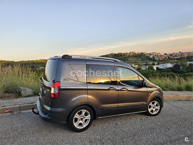 Usado Ford Tourneo Courier Trend 100 CV (73 kW) 2019 Gris / plata Monovolumen
