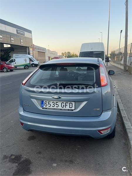 Usado Ford Focus Trend 109 CV (80 kW) 2008 Gris / plata Berlina