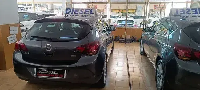 Usado Opel Astra Enjoy 110 CV (80 kW) 2010 Gris / plata Berlina