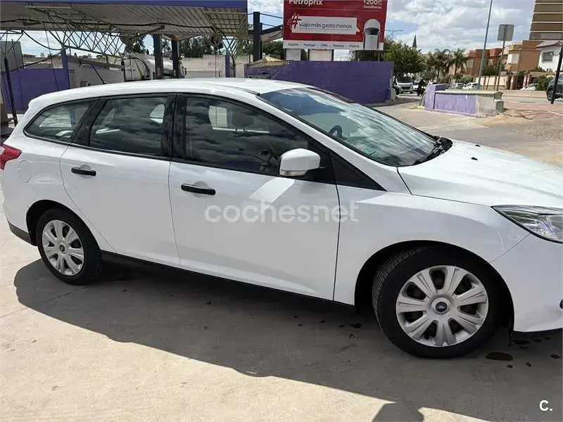 Usado Ford Focus Trend 95 CV (69 kW) 2014 Blanco Familiar