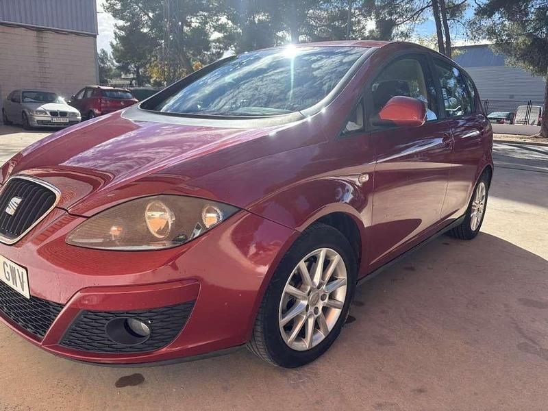 Usado Seat Altea Reference 105 CV (77 kW) 2010 Granate Monovolumen