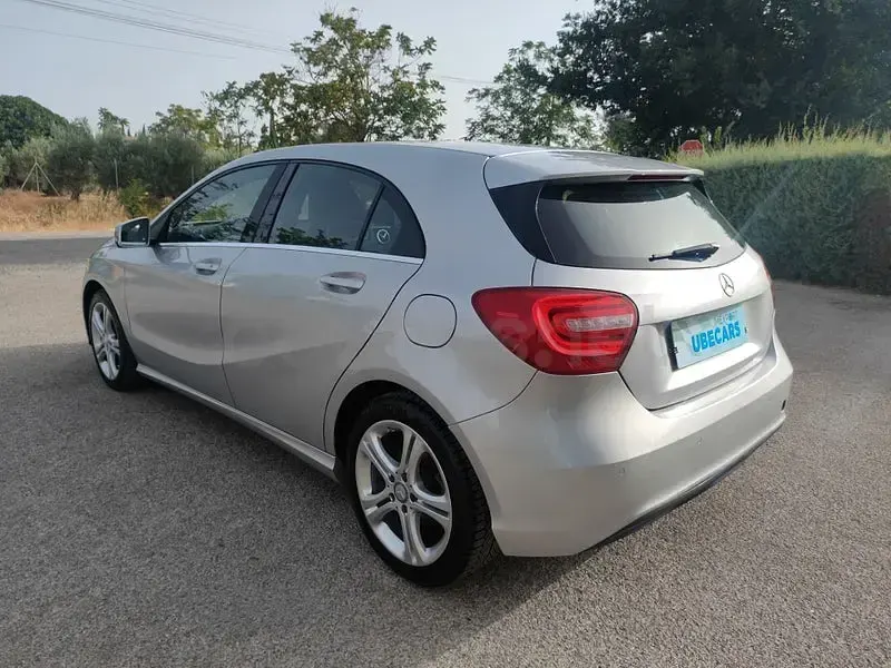 Usado Mercedes A180 Urban 109 CV (80 kW) 2016 Gris / plata Utilitario