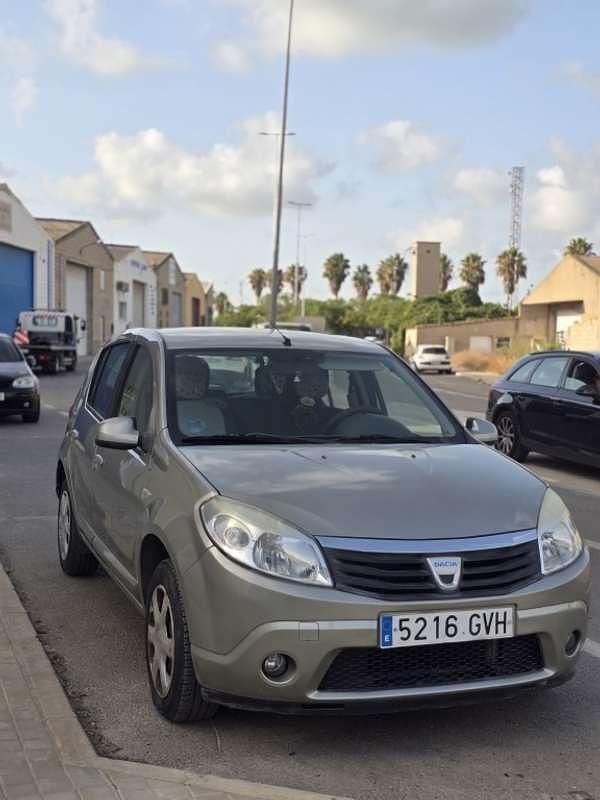 Beige Usado 2010 Dacia Sandero Lauréate Utilitario | 4695 € (Precio justo) - Imagen 1/4