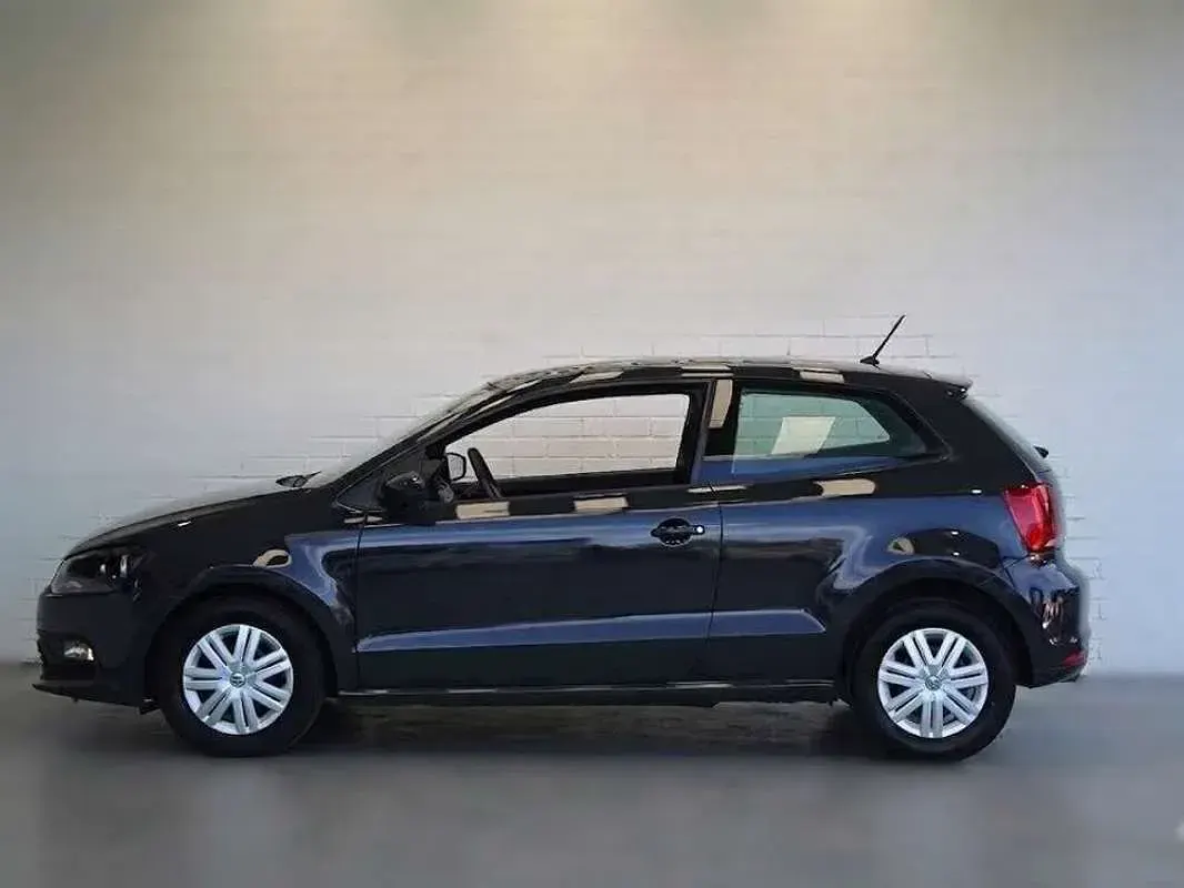 Usado VW Polo Edition 60 CV (44 kW) 2015 Gris Utilitario