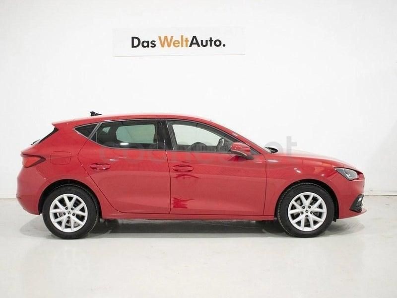 Usado Seat Leon Style 130 CV (95 kW) 2023 Rojo Berlina