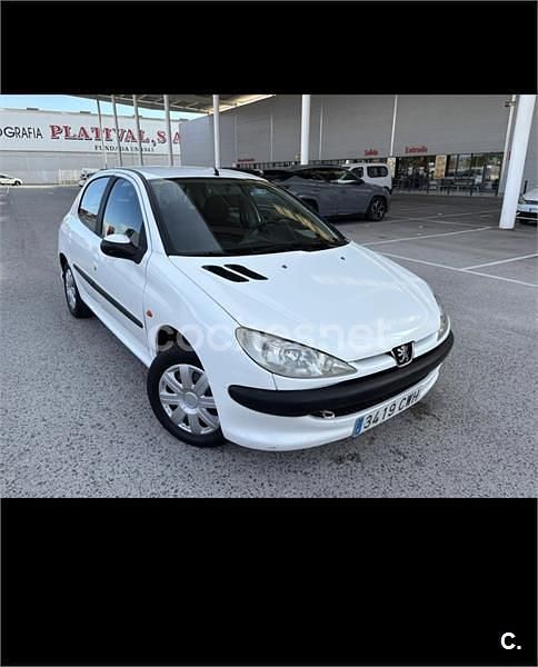 Usado Peugeot 206 70 CV (51 kW) 2004 Blanco Berlina