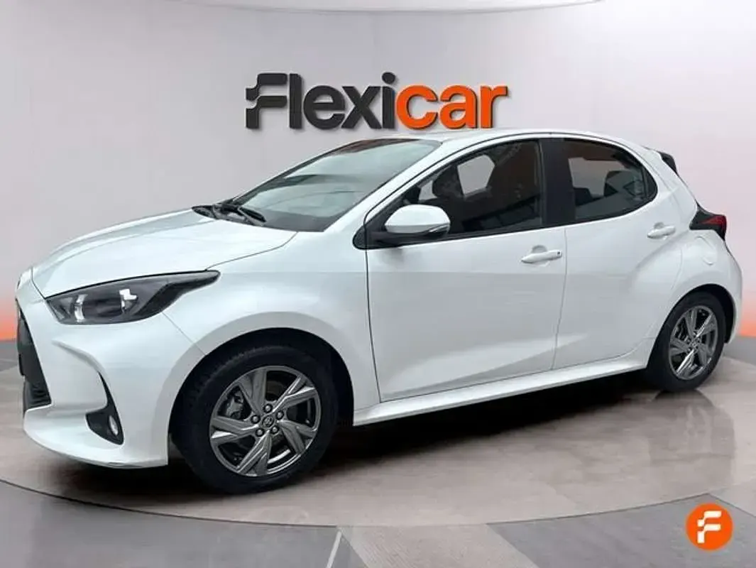 Usado Toyota Yaris Active 116 CV (85 kW) 2025 Blanco Utilitario