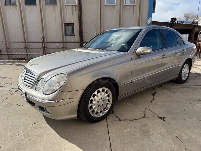 Usado Mercedes E270 Elegance 177 CV (130 kW) 2003 Gris / plata Berlina