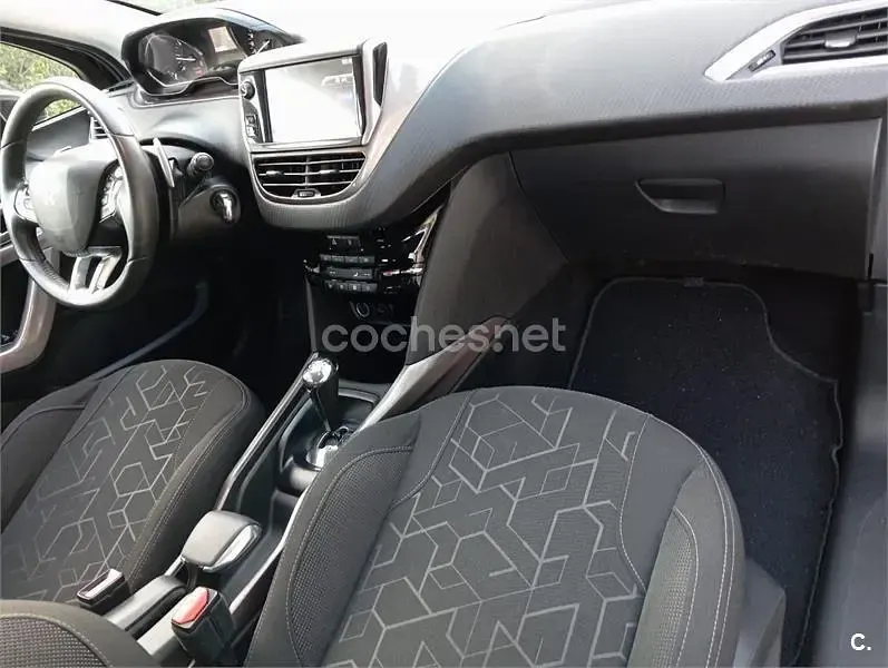 Usado Peugeot 2008 Active 92 CV (67 kW) 2013 Negro SUV