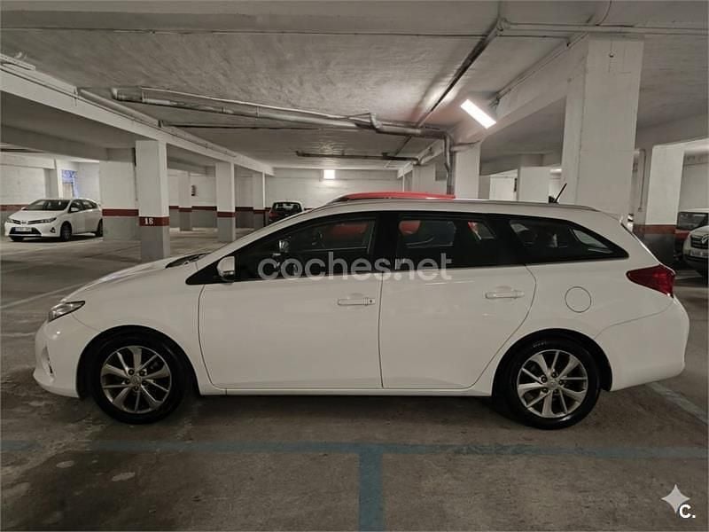 Używany Toyota Auris Active 90 KM (66 kW) 2013 Biały Sedan/Limuzyna