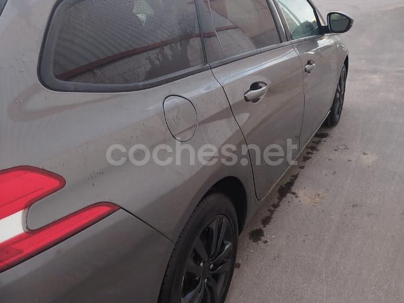 Usado Peugeot 308 SW Style 130 CV (95 kW) 2018 Gris / plata Familiar