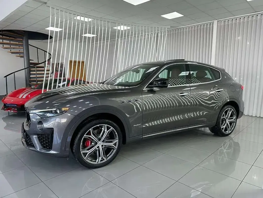 Usado Maserati Levante 349 CV (256 kW) 2021 Gris SUV