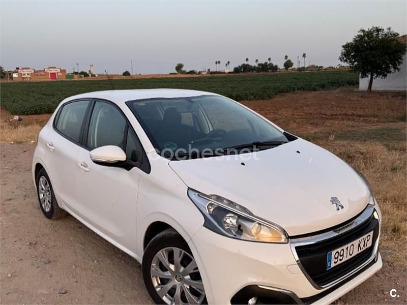 Blanco Usado 2019 Peugeot 208 Active Utilitario | 8550 € (Precio justo) - Imagen 1/4