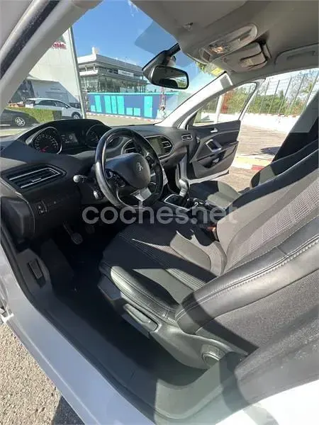 Usado Peugeot 308 Access 100 CV (73 kW) 2017 Blanco Berlina