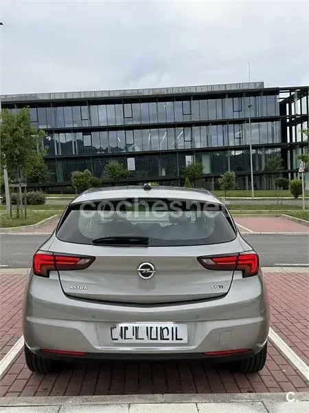 Usado Opel Astra Dynamic 110 CV (80 kW) 2016 Gris / plata Berlina