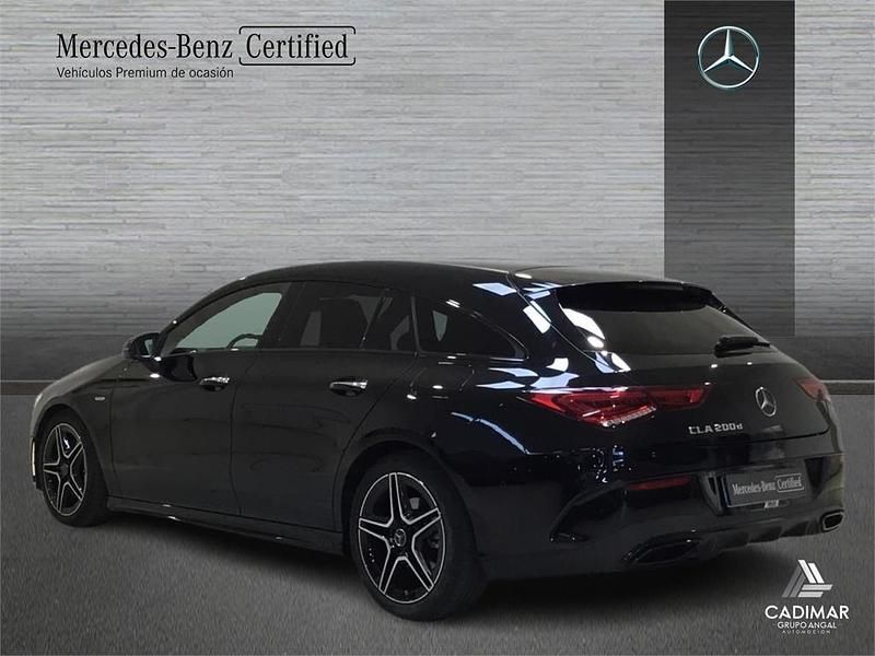 Usado Mercedes CLA200 Shooting Brake AMG line 150 CV (110 kW) 2021 Negro Familiar