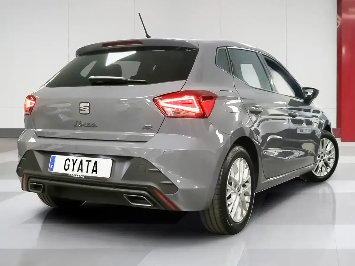 Usado Seat Ibiza FR 115 CV (84 kW) 2026 Gris / plata Utilitario