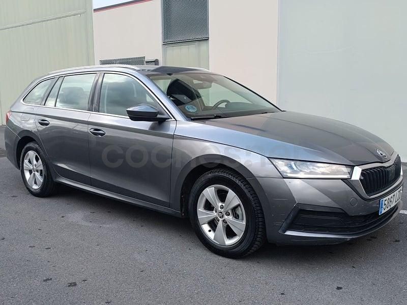 Usado Skoda Octavia Ambition 150 CV (110 kW) 2022 Gris / plata Familiar