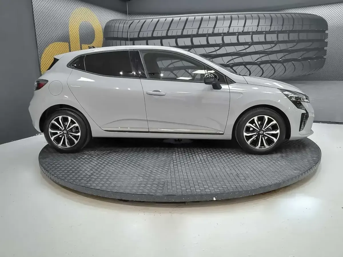 Usado Renault Clio V Techno 90 CV (66 kW) 2025 Gris / plata Berlina