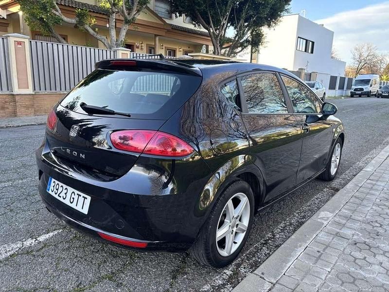 Usado Seat Leon Reference 105 CV (77 kW) 2010 Negro Utilitario