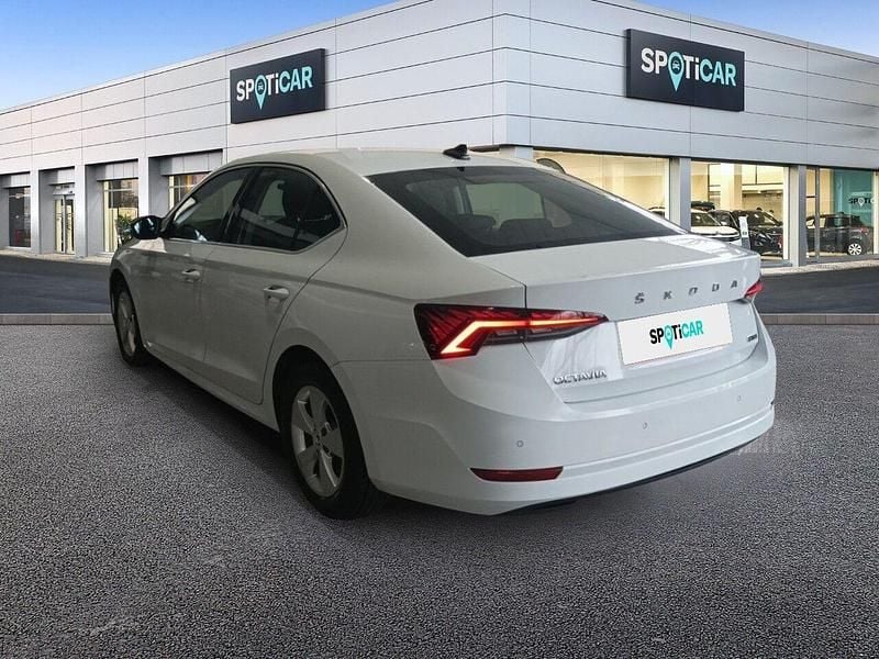 Usado Skoda Octavia Ambition 150 CV (110 kW) 2021 Blanco Familiar