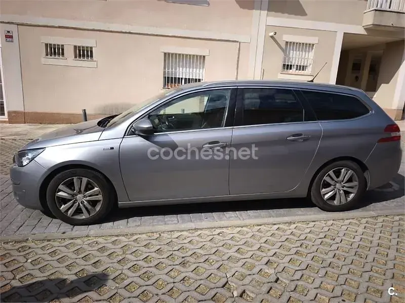 Usado Peugeot 308 SW Style 115 CV (84 kW) 2015 Gris / plata Familiar