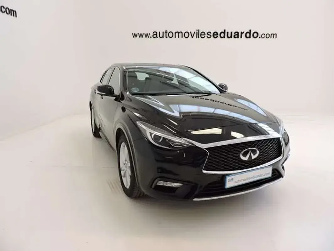 Usado Infiniti Q30 Premium 156 CV (114 kW) 2018 Negro Utilitario