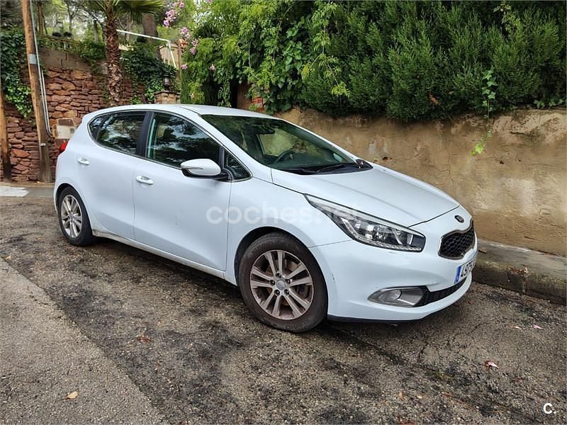Blanco Usado 2015 Kia Ceed Berlina | 7950 € (Precio justo) - Imagen 1/4