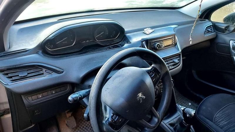 Usado Peugeot 208 Allure 99 CV (72 kW) 2016 Plateado Utilitario