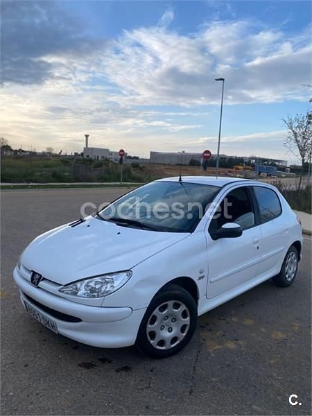 Usado Peugeot 206 70 CV (51 kW) 2005 Blanco Berlina