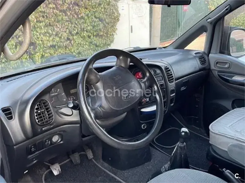 Usado Hyundai H-1 140 CV (102 kW) 2005 Gris / plata Monovolumen