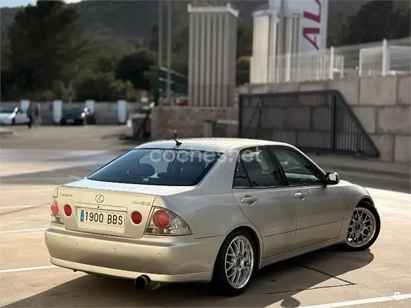 Usado Lexus IS200 155 CV (114 kW) 1999 Gris / plata Berlina