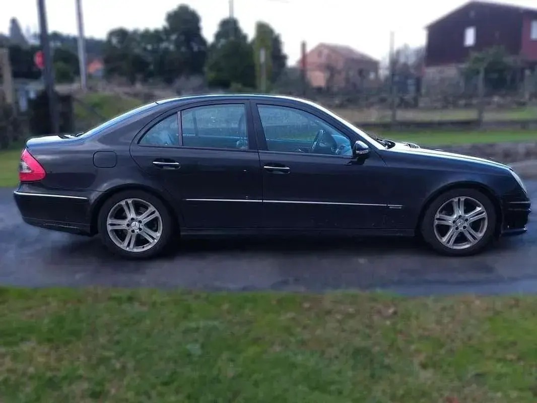 Usado Mercedes E350 224 CV (164 kW) 2006 Negro Berlina