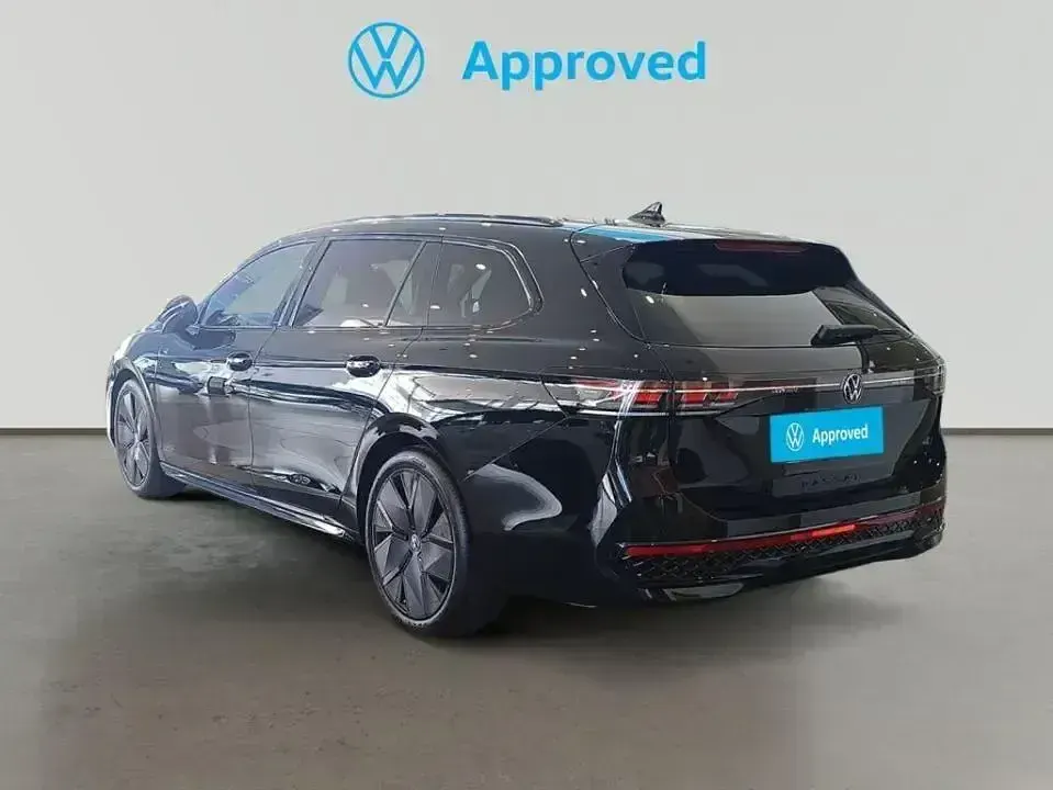 Usado VW Passat R-line 150 CV (110 kW) 2024 Negro Familiar