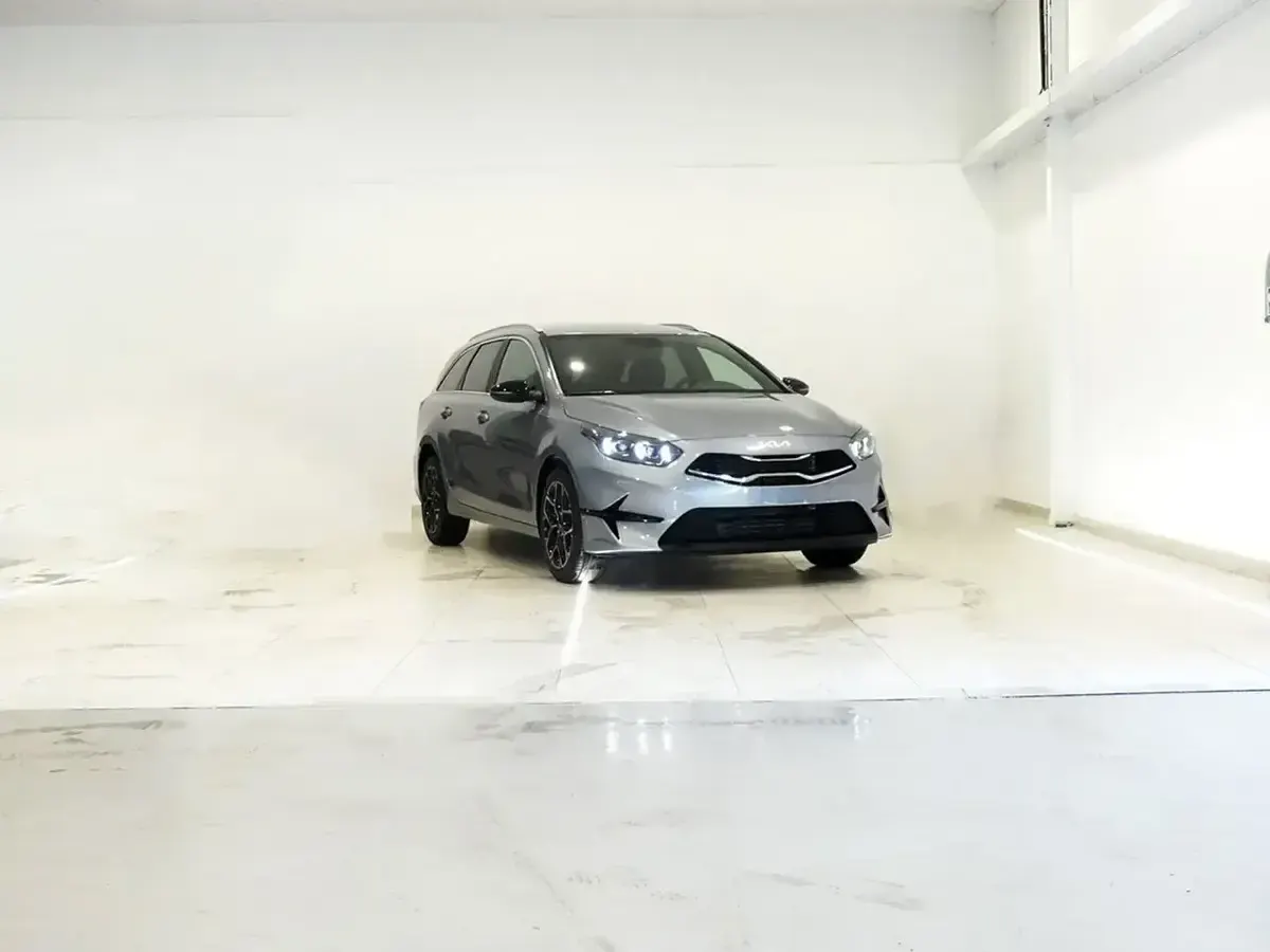 Usado Kia Ceed Style 120 CV (88 kW) 2024 Gris Utilitario