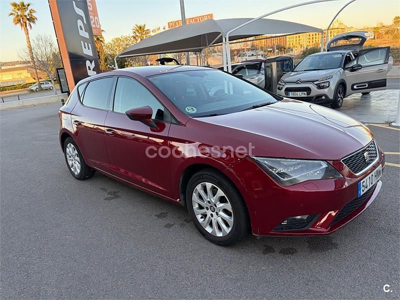 Usado Seat Leon Style 105 CV (77 kW) 2013 Rojo Berlina