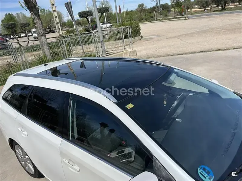 Usado Toyota Auris Hybrid Advance 136 CV (100 kW) 2013 Blanco Familiar